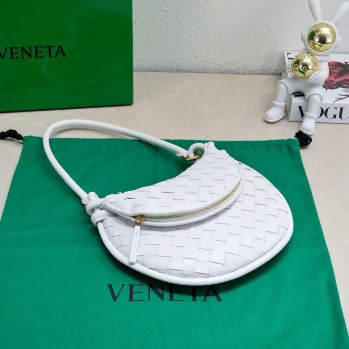 Batch 1460 Bv Shu Qi's same "Gemelli" twin bag 776764 locked in advance 24 years of hot style 💕 Gemelli is made up of two half-moon-shaped bags paired together, with the brand's iconic intrecciato woven sheepskin, equipped with a detachable tubular handle, which can be used as a clutch, on the shoulder or by flipping the small crescent moon as a handle, or as a long shoulder strap 🉑️Crossbody The dual design has a personalized yet charming attitude, and the eye-catching visual impact brings an elegant and fashionable feeling. It is a bag worth buying💥There are 3 sizes to choose from.  Size: 24.5x19x7, plus long shoulder strap ➕80 Model: 6764